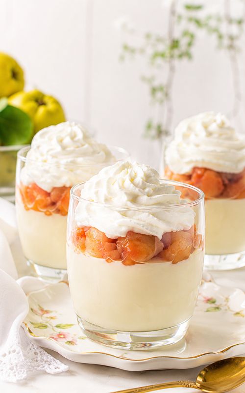 Tre bicchieri di fool alla frutta senza uova con crema, frutta cotta e panna montata
