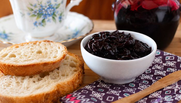 Marmellata di amarene fatta in casa servita con pane