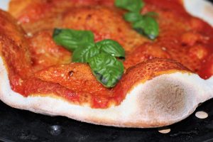 Pizza lucana pecorino e basilico