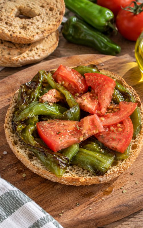 Frisella di farro con friggitelli fritti e pomodoro