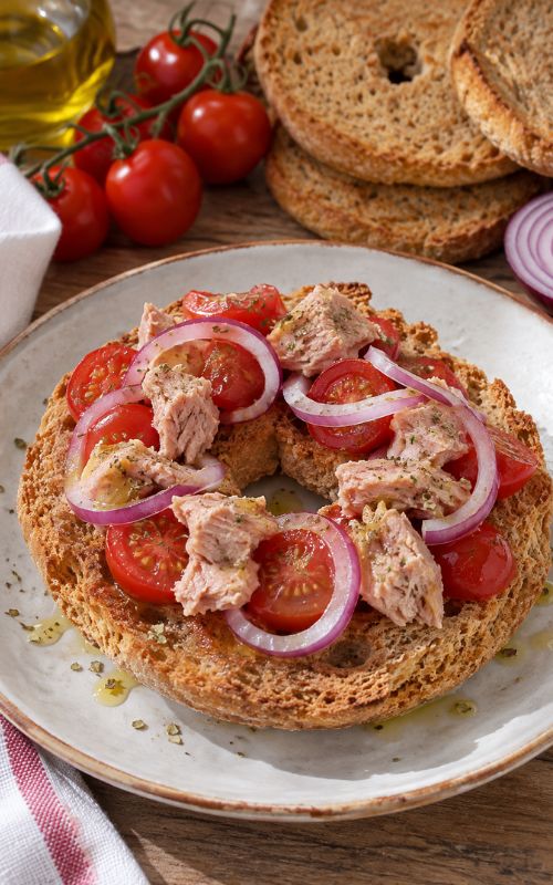 Frisella di farro con pomodorini, tonno e cipolla di Tropea