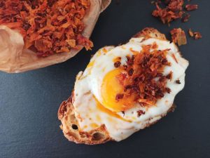 Uovo fritto con bucce di pomodoro