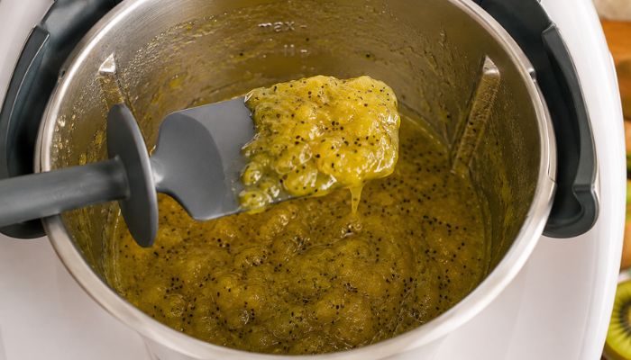 Confettura di kiwi pronta nel boccale del Bimby