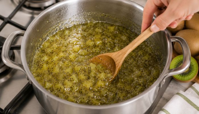Confettura di kiwi nella casseruola mentre cuoce