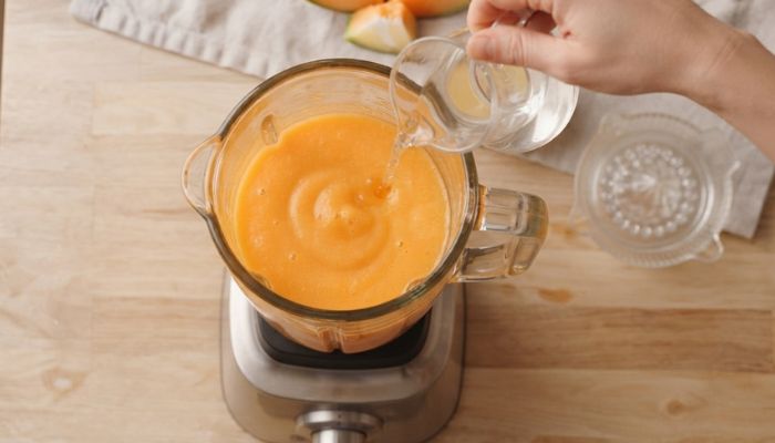 Polpa di melone con succo di limone e sciroppo di acqua e zucchero nel frullatore
