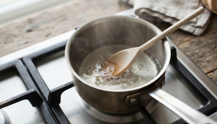 Sciroppo di acqua e zucchero in preparazione per i ghiaccioli al melone