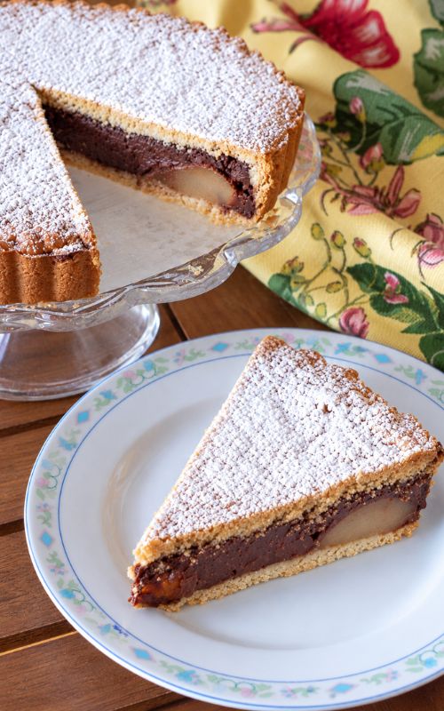 Fetta di crostata pere e cioccolato senza uova con pere e crema al cioccolato