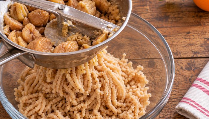 Castagne secche Munnaredda cotte e passate al passaverdure per preparare il ripieno dei calzoncelli lucani