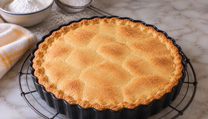 Crostata pere e cioccolato senza uova appena sfornata e ben dorata