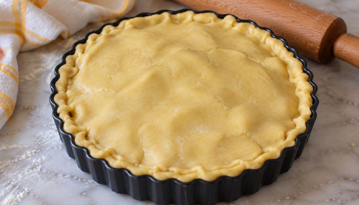Crostata pere e cioccolato senza uova cruda ricoperta con pasta frolla