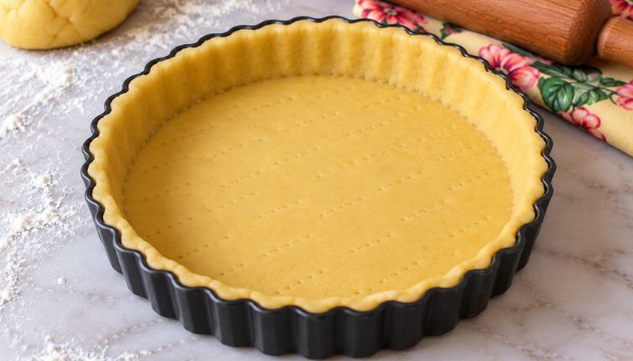 pasta frolla senza uova stesa nella tortiera