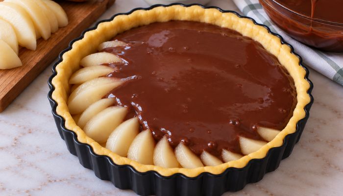 crostata cruda farcita con spicchi di pera e creama al cioccolato