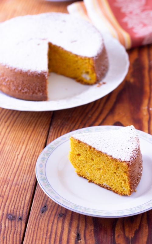 Torta di carote e mandorle senza lattosio, preparata con farina tipo 2 e cotta in friggitrice ad aria.