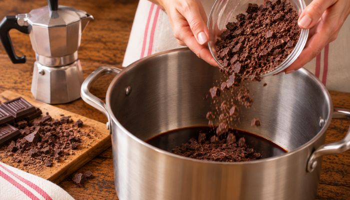 Casseruola con vincotto e cioccolato fondente spezzettato per il ripieno dei calzoncelli lucani